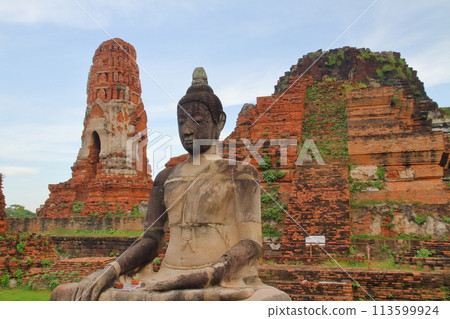 泰國世界文化遺產大城府的古都,是瑪哈泰寺的廢墟,以埋在樹根間的佛像頭而聞名。 泰國世界文化遺產大城府的古都,是瑪哈泰寺的廢墟,以埋在樹根間的佛像頭而聞名。 113599924