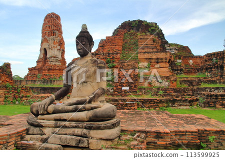 泰國世界文化遺產大城府的古都,是瑪哈泰寺的廢墟,以埋在樹根間的佛像頭而聞名。 泰國世界文化遺產大城府的古都,是瑪哈泰寺的廢墟,以埋在樹根間的佛像頭而聞名。 113599925