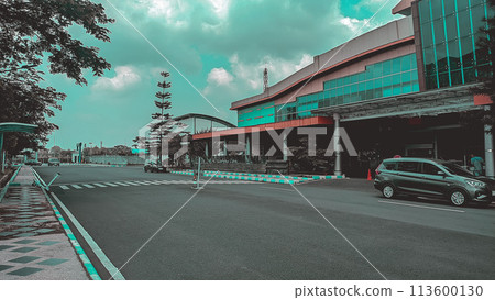 On the side of the highway, it is cool and comfortable 113600130