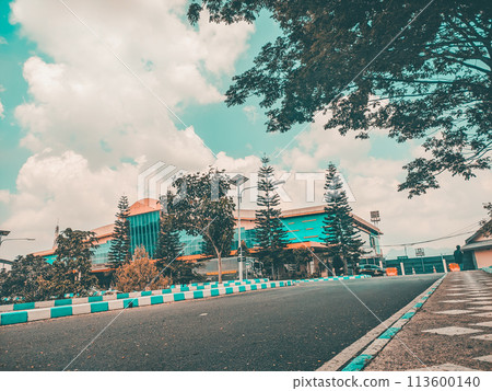 On the side of the highway, it is cool and comfortable 113600140