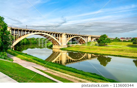 Paddock Viaduct across the Trinity River in Fort Worth - Texas, United States 113600344