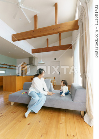 父母和孩子在客廳裡放鬆 113601432