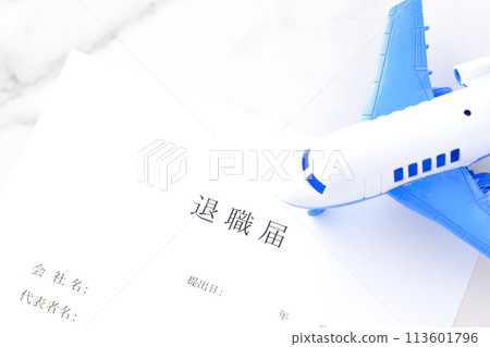 辦公室辦公桌上的辭職信和飛機，給人一種意氣風發、自由翱翔的形象。 113601796
