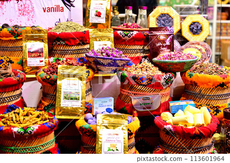 中東阿曼首都馬斯喀特露天市場裡堆積的香草 113601964