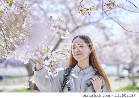 女性入境背包客賞春賞櫻 113602187