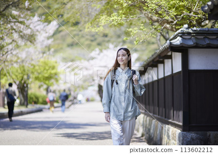 走在春天旅遊勝地的入境旅客婦女 113602212