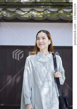 櫻花盛開時節，幾位入境女遊客在旅遊景點漫步。 113602224