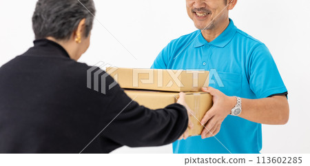 Home delivery, parcel delivery, handing over 113602285