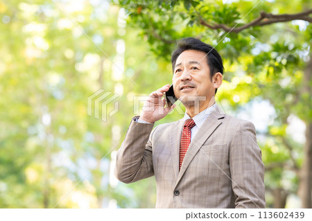 Businessman fresh green smartphone 113602439