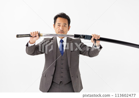 一個穿著西裝拿著劍的男人 113602477
