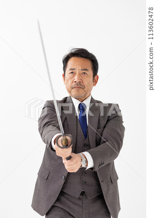 一個穿著西裝拿著劍的男人 113602478
