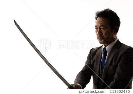 一個穿著西裝拿著劍的男人的剪影 113602480
