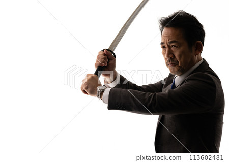 一個穿著西裝拿著劍的男人的剪影 113602481