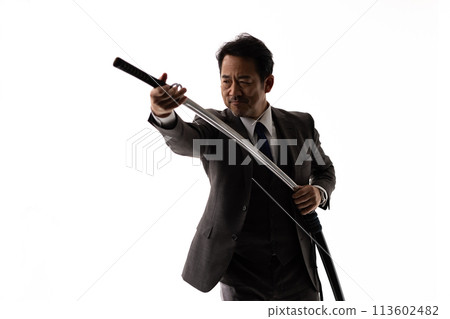 一個穿著西裝拿著劍的男人的剪影 113602482