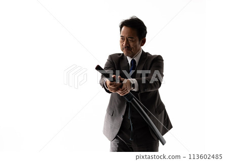 一個穿著西裝拿著劍的男人的剪影 113602485