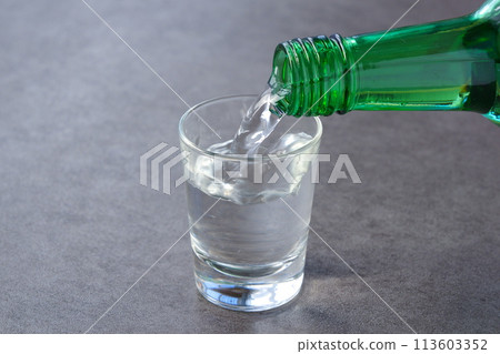 將韓國燒酒倒入玻璃杯中 將韓國燒酒倒入玻璃杯中 113603352
