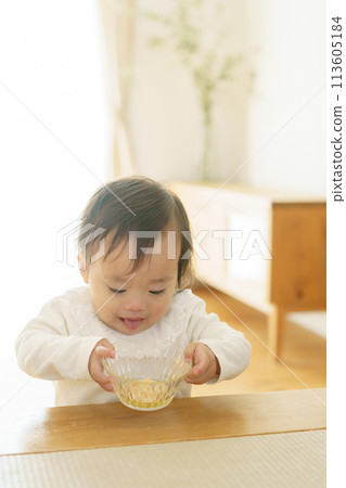 Baby to eat a snack 113605184