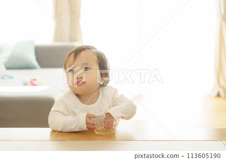 Baby to eat a snack 113605190