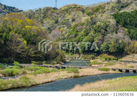 The clear Kizu River in Kyoto, Minami-Okawara's Koijibashi Bridge, a sunken bridge, Minamiyamashiro Village, Kyoto Prefecture 113605636