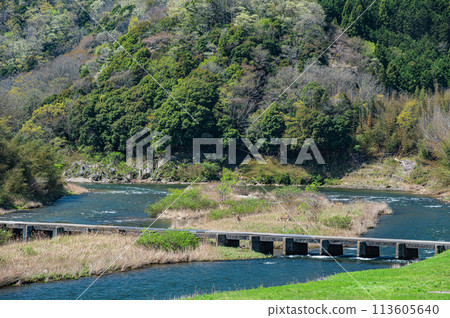 京都清澈的木津川、南大河原的水下橋、京都府南山城村小井橋 113605640