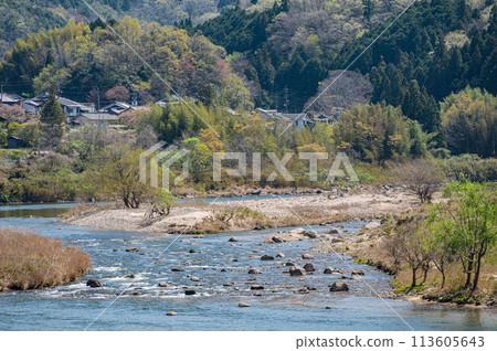 Kyoto's clear Kizu River, the season of fresh greenery, Minamiyamashiro Village, Kyoto Prefecture Kyoto's clear Kizu River, the season of fresh greenery, Minamiyamashiro Village, Kyoto Prefecture 113605643
