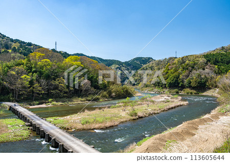 The clear Kizu River in Kyoto, Minami-Okawara's Koijibashi Bridge, a sunken bridge, Minamiyamashiro Village, Kyoto Prefecture The clear Kizu River in Kyoto, Minami-Okawara's Koijibashi Bridge, a sunken bridge, Minamiyamashiro Village, Kyoto Prefecture 113605644