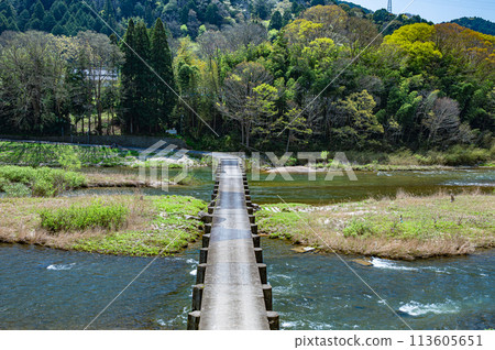 The clear Kizu River in Kyoto, Minami-Okawara's Koijibashi Bridge, a sunken bridge, Minamiyamashiro Village, Kyoto Prefecture 113605651