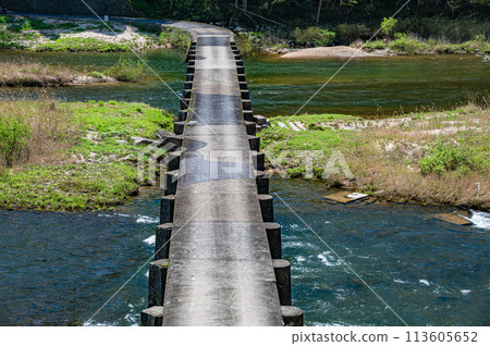 The clear Kizu River in Kyoto, Minami-Okawara's Koijibashi Bridge, a sunken bridge, Minamiyamashiro Village, Kyoto Prefecture 113605652