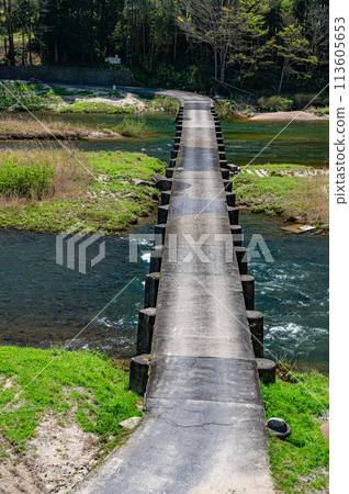 The clear Kizu River in Kyoto, Minami-Okawara's Koijibashi Bridge, a sunken bridge, Minamiyamashiro Village, Kyoto Prefecture 113605653