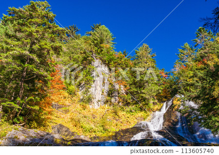 (Nagano Prefecture) Sanbontaki Falls at Norikura Highlands where autumn leaves begin to fall (Nagano Prefecture) Sanbontaki Falls at Norikura Highlands where autumn leaves begin to fall 113605740