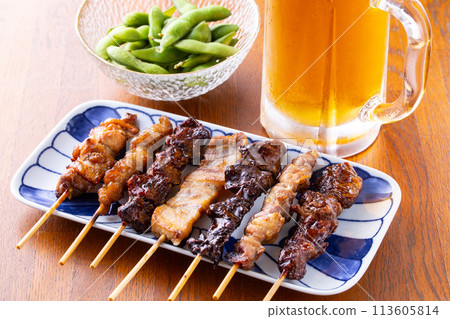Assorted yakitori and draft beer 113605814