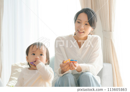 媽媽在客廳和寶寶玩耍 113605863