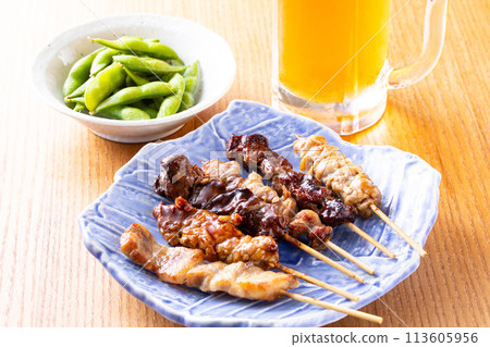 Assorted yakitori and draft beer 113605956