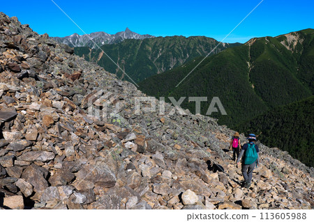 兩位女登山者在Jonendake山的山路上行走，欣賞Yarigatake山的景色 113605988