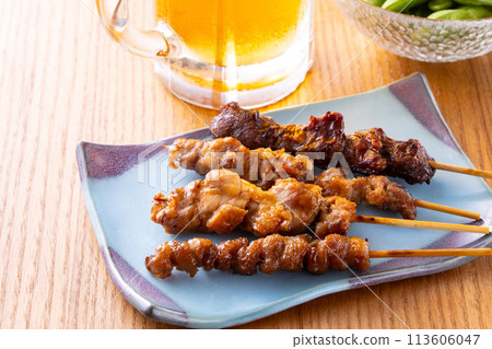 烤雞肉串和生啤酒拼盤 113606047