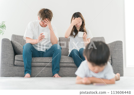 一對年輕的亞洲夫婦擔心孩子的智慧型手機成癮(智慧型手機育兒) 一對年輕的亞洲夫婦擔心孩子的智慧型手機成癮(智慧型手機育兒) 113606448