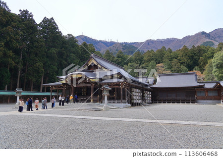 等待參拜的人們和彌彥神社參拜大廳 113606468