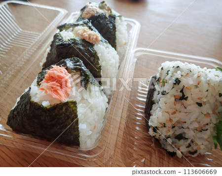 Rice ball takeaway 113606669