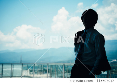 穿著西裝的男性商人的剪影(模特兒、英俊、風格、領導力) 穿著西裝的男性商人的剪影(模特兒、英俊、風格、領導力) 113607042