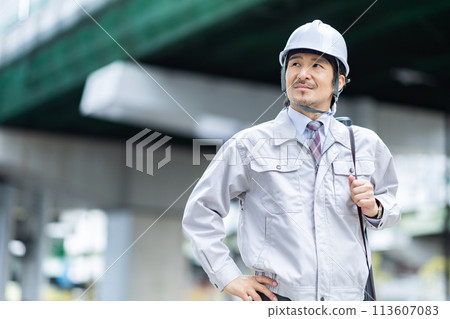 A man wearing a helmet 113607083