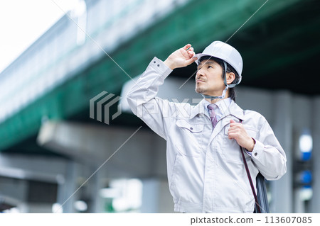 A man wearing a helmet 113607085