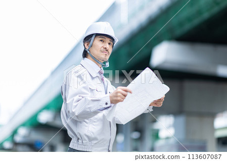 A man seeing a design drawing 113607087