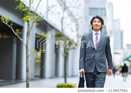 穿著西裝的男人 113607091