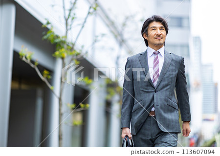 穿著西裝的男人 113607094