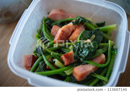 Saute of spinach and bacon 113607140