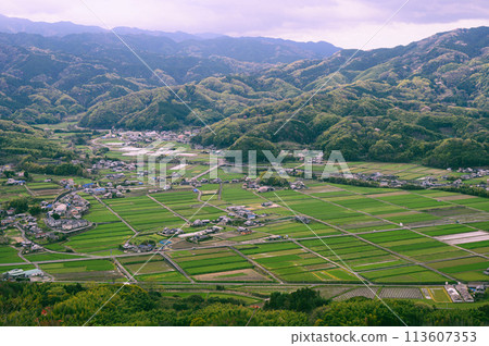 群山環繞的美麗鄉村 113607353