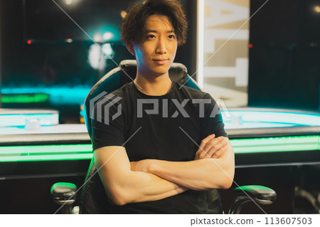 man in black t-shirt 113607503