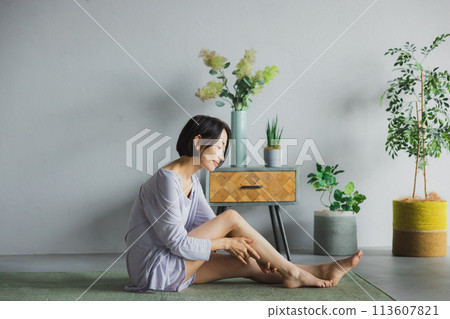 Woman taking care of her body 113607821