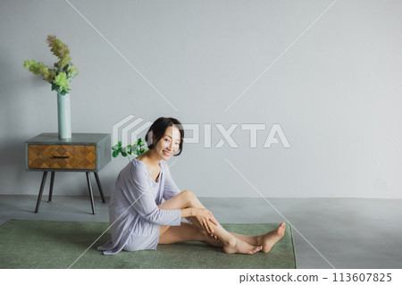 Woman taking care of her body 113607825