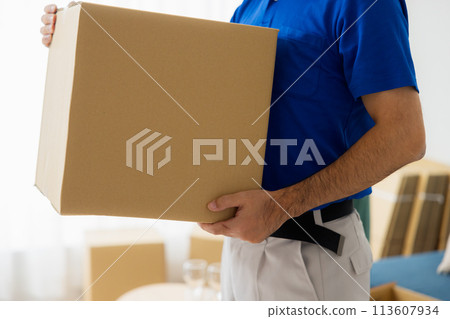 工人們準備搬遷 113607934